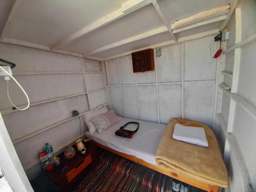 Cette petite chambre comprend un petit lit. dans l'établissement November Camp, à Dahab