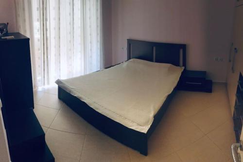 Modern apartment close to the beach,port & centre - Image 2