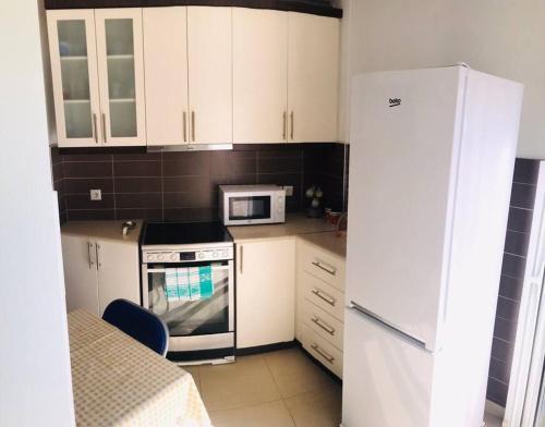 Modern apartment close to the beach,port & centre - Image 3