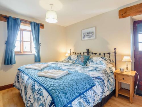 - une chambre avec un lit doté d'une couette bleue et blanche dans l'établissement 1 Bed in Barmouth 89777, à Dyffryn