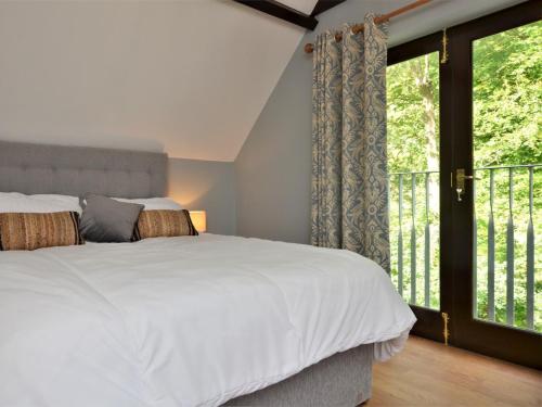 パラクームにある1 Bed in Exmoor National Park 89766のベッドルーム1室(ベッド1台、大きな窓付)