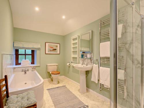 La salle de bains est pourvue d'un lavabo, de toilettes et d'une douche. dans l'établissement 3 Bed in Lockerbie 89759, à Ecclefechan