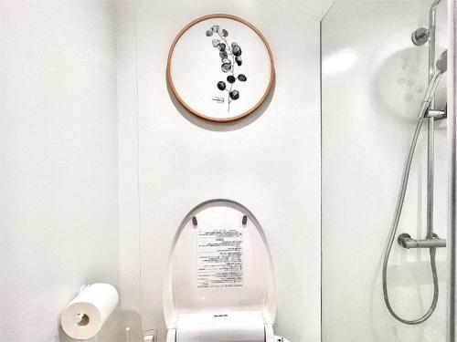 a bathroom with a toilet with a mirror and a shower at 东京上野超级中心 设计师房间Yaoa 上野公园3分钟 车站1分钟 超级繁华 免费wifi 戴森吹风 in Tokyo