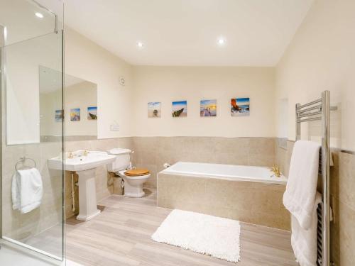 A bathroom at 2 Bed in Rowlands Gill 89758