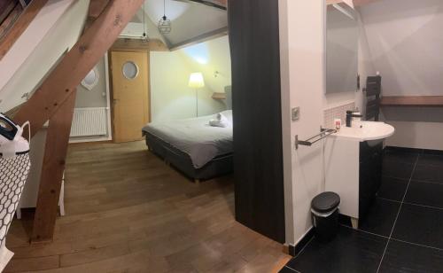 La salle de bains est pourvue d'un lit et d'un lavabo. dans l'établissement Appartement Atypique, à Lille