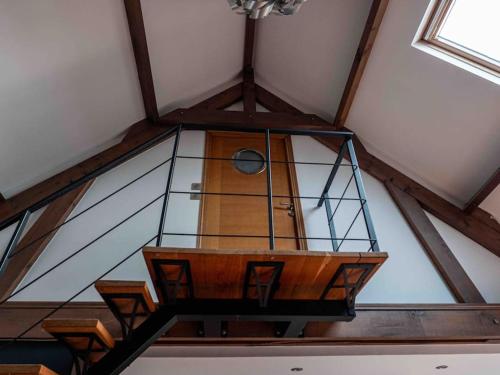 un lustre suspendu au plafond d'une pièce dans l'établissement Appartement Atypique, à Lille