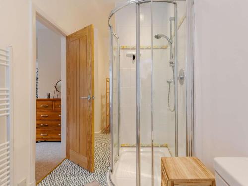 ein Bad mit einer Dusche, einem WC und einem Waschbecken in der Unterkunft 4 Bed in Pitlochry 89750 in Tummel Bridge