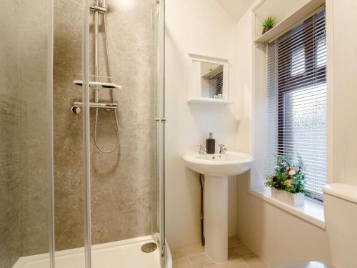 uma casa de banho com um chuveiro e um lavatório. em 3 Bed in Llanfairfechan 89646 em Llanfairfechan