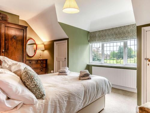 a bedroom with a bed and a window at 3 Bed in Alfriston 89657 in Alfriston