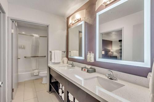łazienka z 2 umywalkami i toaletą w obiekcie La Quinta by Wyndham North Orem w mieście Orem