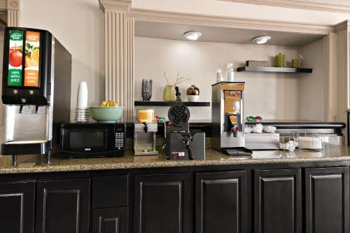 Kuchyň nebo kuchyňský kout v ubytování Quality Inn & Suites Weatherford