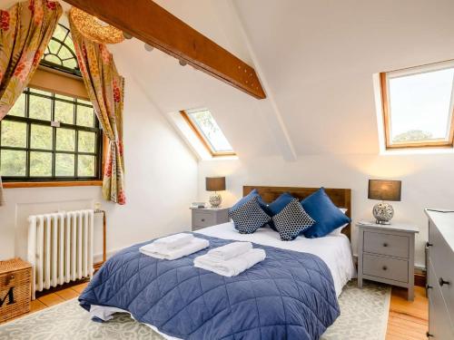 En eller flere senge i et værelse på 3 Bed in Pulham St Mary 89618