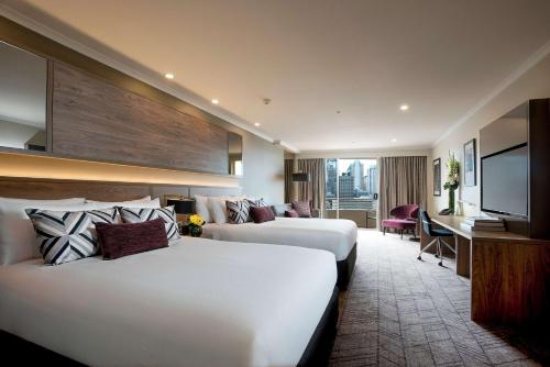 Habitación de hotel con 2 camas y TV de pantalla plana. en Rydges South Bank Brisbane en Brisbane