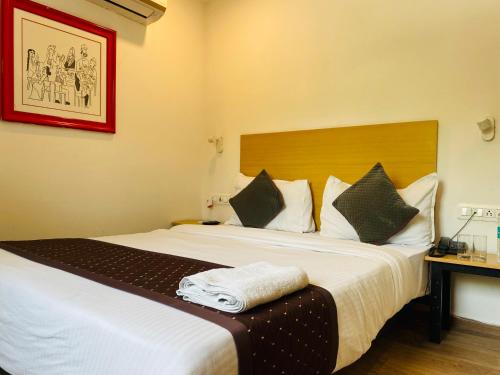 Un pat sau paturi într-o cameră la Qotel Hotel IP Residency Hargobind Enclave Near Karkarduma metro Anand Vihar