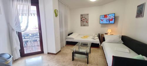 a living room with a couch and a bed at Mirjana Gajac in Gajac