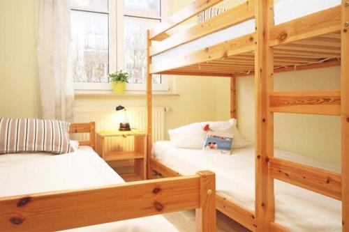 Bunk bed o mga bunk bed sa kuwarto sa Strandschloesschen-Haus-II-WE-13-9889