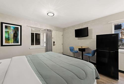 TV a/nebo společenská místnost v ubytování Rodeway Inn Charlotte Independence Blvd