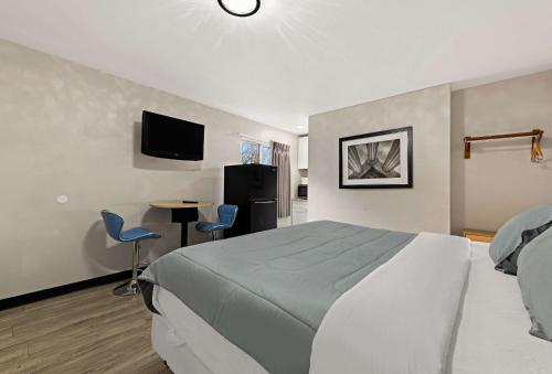 TV a/nebo společenská místnost v ubytování Rodeway Inn Charlotte Independence Blvd