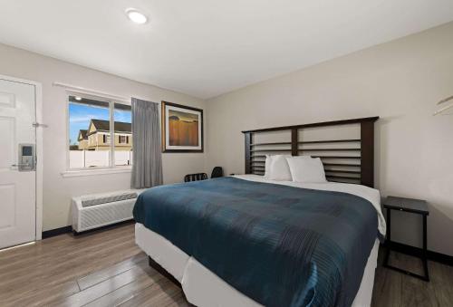 Un dormitorio con una cama grande y una ventana en Rodeway Inn en Charlotte