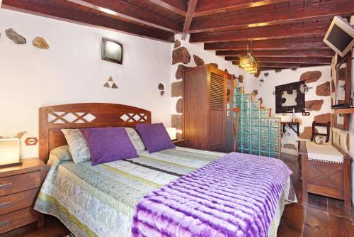 a bedroom with a bed in a room with wooden ceilings at Bentayga Sensation in El Chorrillo
