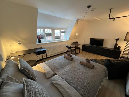 ein Schlafzimmer mit einem Bett mit zwei Teddybären darauf in der Unterkunft Studiowohnung 5 in Buxtehude in Buxtehude