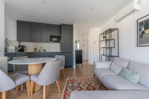 Bright with terrace- 2Bd 2Bth- Salamanca