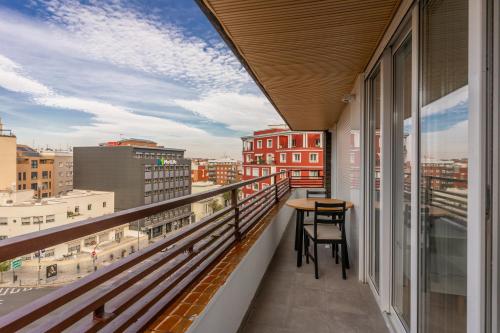 balcón con mesa y vistas a la ciudad en Bright with terrace- 2Bd 2Bth- Salamanca en Madrid