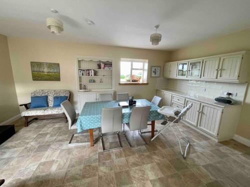 uma sala de estar com uma mesa e um sofá em Beautiful Farmhouse an Hour’s Drive From Four Irish Cities em Clonmel