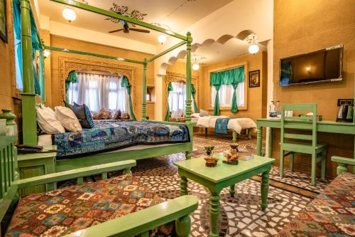 齋沙默爾的住宿－Tripli Hotels Prithvi Haveli，酒店客房配有一张床铺和一张桌子。