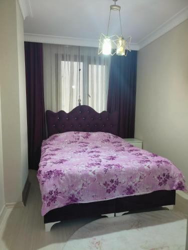 a bedroom with a purple bed with a purple comforter at 歆驿时光 in Esenyurt