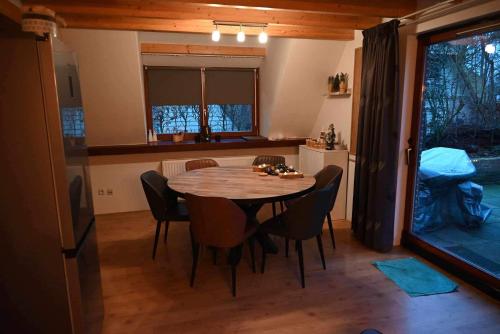 - une cuisine et une salle à manger avec une table et des chaises dans l'établissement Kom tot rust midden de natuur! Top Locatie! Top Deal!!, à Bovenwezet