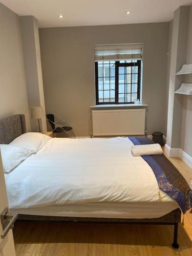 ロンドンにあるClarendon Apartment Holland Parkの窓付きの客室で、白い大型ベッド1台が備わります。