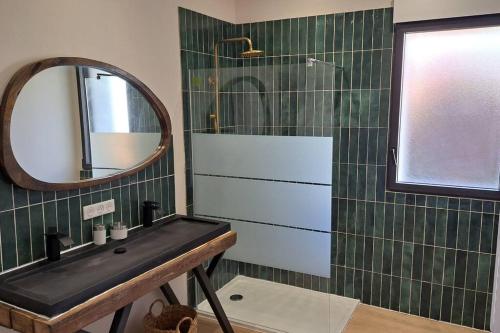 W łazience znajduje się umywalka i lustro. w obiekcie Grange 8 personnes w mieście Billère