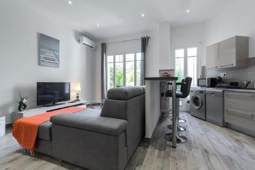 un salon avec un canapé et une cuisine dans l'établissement Dolce vita, à Nice