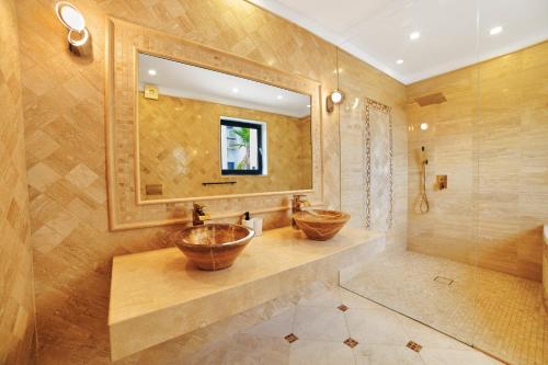 La salle de bains est pourvue de 2 lavabos et d'un grand miroir. dans l'établissement VILLA MODERNA WELCS EMP-097- con piscina, à Llançà