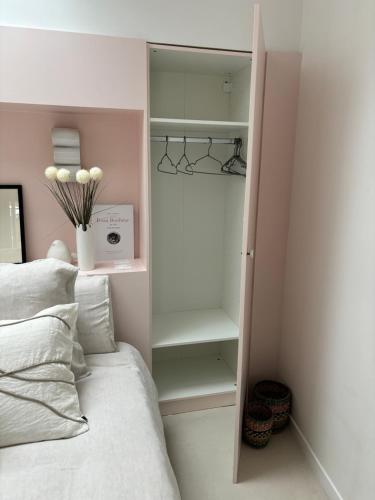 - une chambre avec un lit et un placard blanc dans l'établissement Suite Cosy Barbizon, à Barbizon