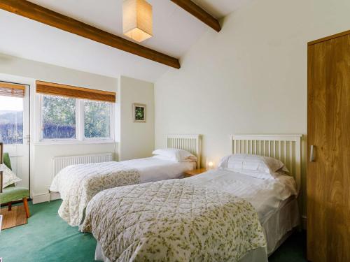 1 dormitorio con 2 camas y ventana en 4 Bed in Abergavenny 90003 en Gilwern