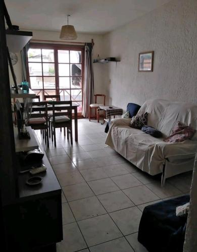 uma sala de estar com um sofá e uma mesa em Socipavi em Maldonado