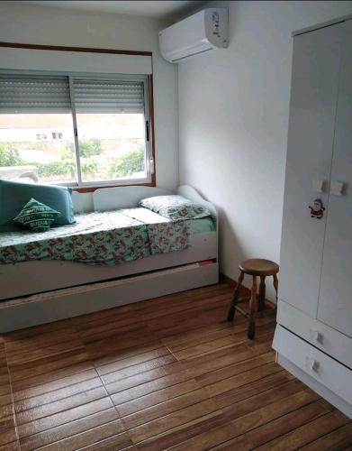 a small bedroom with a bed and a window at Socipavi in Maldonado