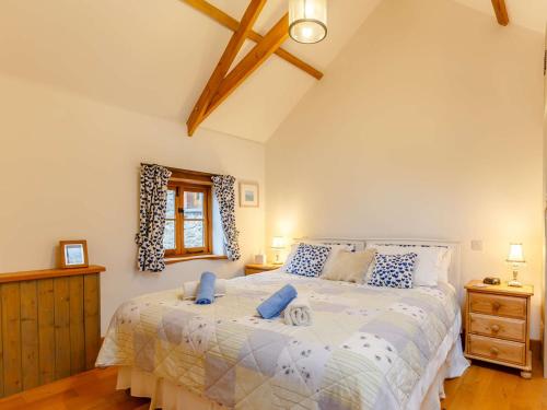 1 dormitorio con 1 cama blanca grande con almohadas azules en 2 Bed in Hope Cove 90025 en Hope-Cove