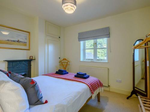 ein Schlafzimmer mit einem Bett mit blauen Handtüchern darauf in der Unterkunft 3 Bed in Sedgeford 90011 in Sedgeford