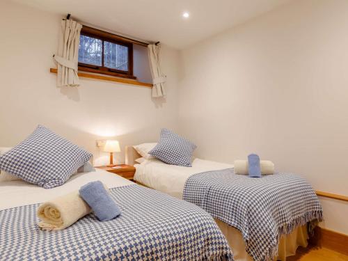 2 camas individuales en una habitación con ventana en 4 Bed in Hope Cove 90027 en Hope-Cove