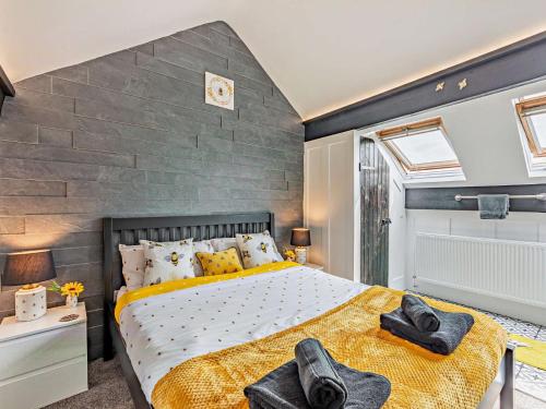 En eller flere senge i et værelse på 3 Bed in Hamsterley 89896