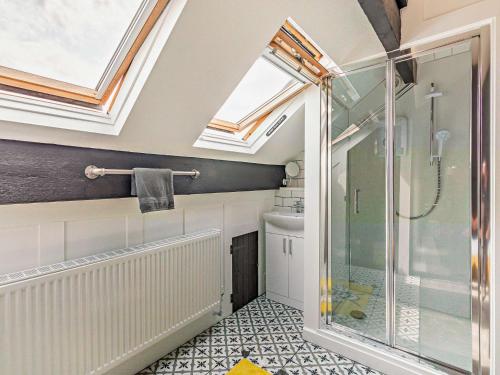 uma casa de banho com um chuveiro e um WC. em 3 Bed in Hamsterley 89896 em Witton le Wear