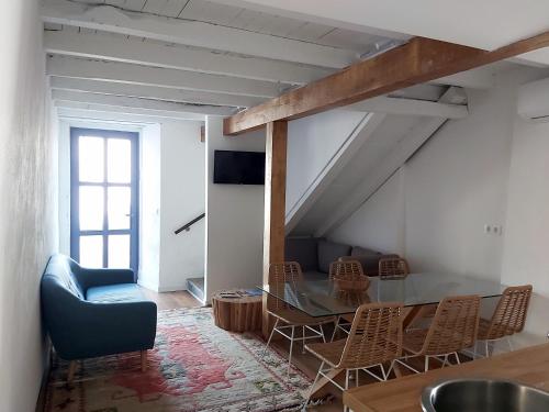 una sala de estar con una mesa y sillas en CASAS DA FORTALEZA Casa do Garda, en Outeiro de Rei