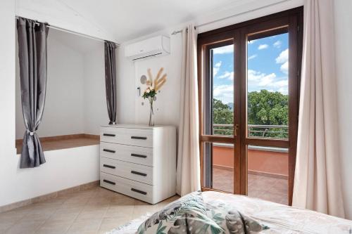 um quarto com uma cama, uma janela e uma cómoda em Tortuga House - private Jacuzzi - em Telti