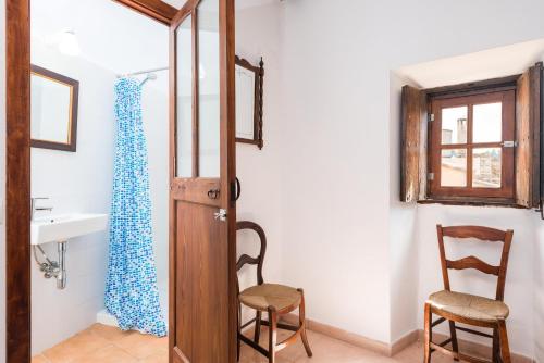 Mancor del ValleにあるCan Bessó Mancor de la Vallのバスルーム(洗面台、壁にドレス付)