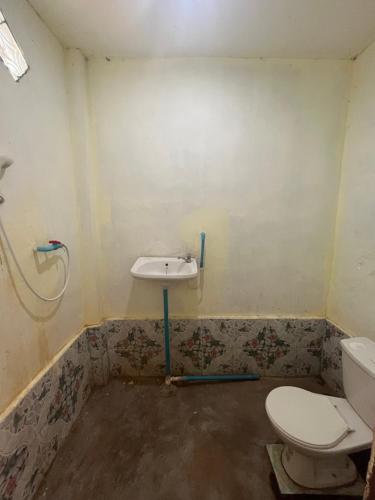 a bathroom with a sink and a toilet at Mr. Loy Guesthouse in Don Det