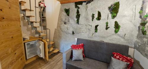 a living room with a couch and a wall at Chalet Hay Huy in Buşteni