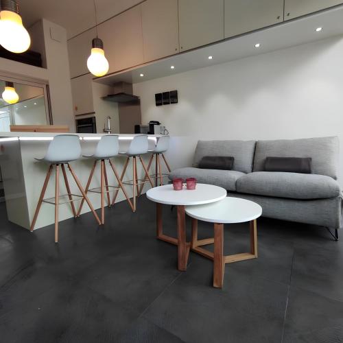 un salon avec un canapé et deux tables dans l'établissement Le Gîte de l'Océan, à Lège-Cap-Ferret